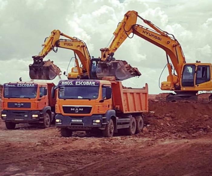 Excavaciones Hermanos Escobar Albandor excavadoras vaciando tierra en camiones